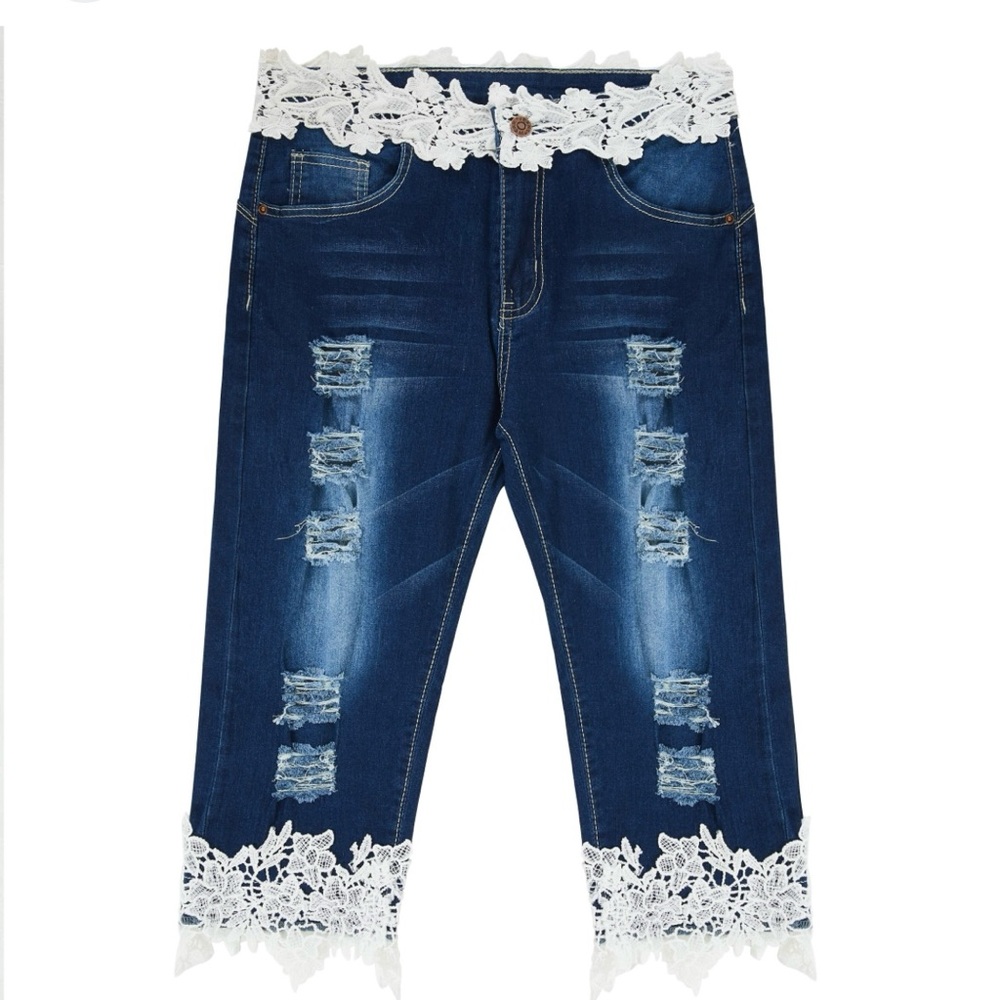 Women's Blue Lace Trim Jeans says XXL but it's a woman's medium no button hole